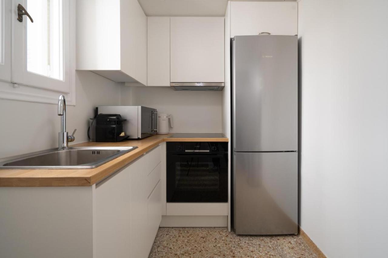 Vibrant Urban Getaway: Charming 2-Bedroom Near Bars, Parks, And Metro Atena Exterior foto